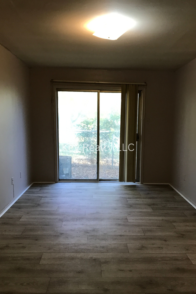 913 College Dr Apt D - Photo 7 of 8