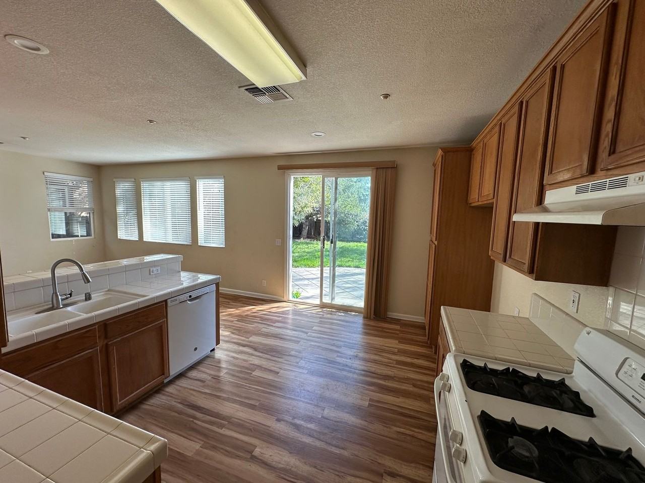 218 Whispering Oaks Ct - Photo 4 of 14