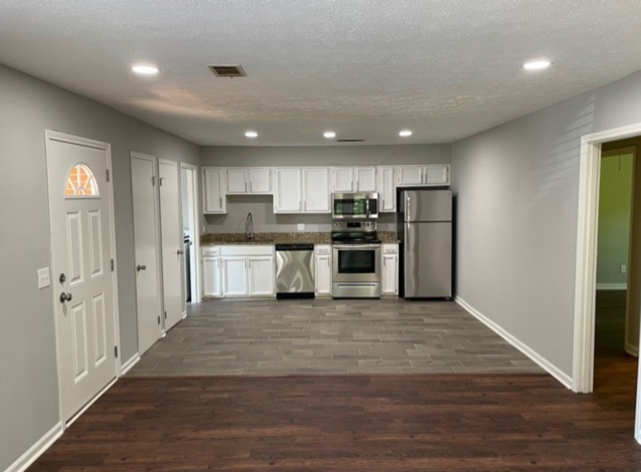 558 Pride Ave - Photo 3 of 9