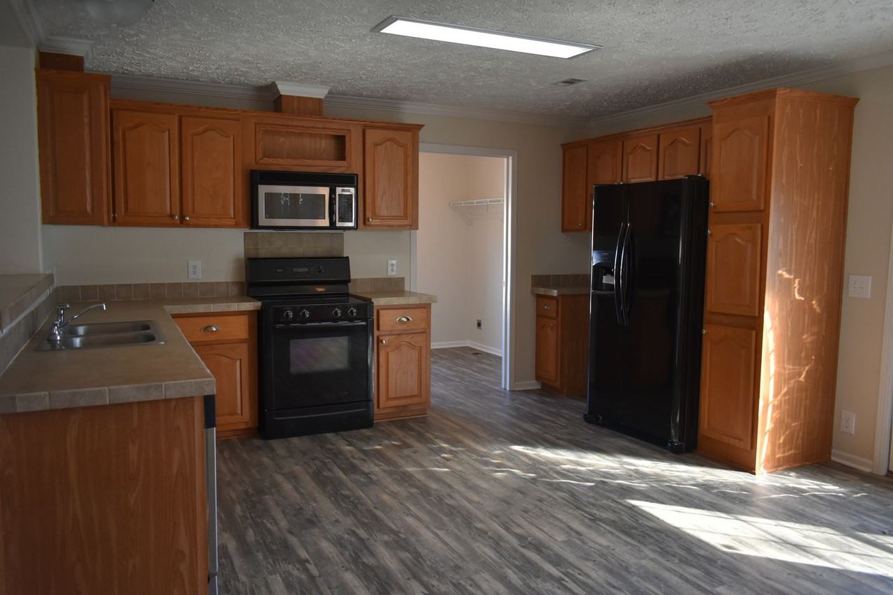 111 W Putnam St - Photo 3 of 6