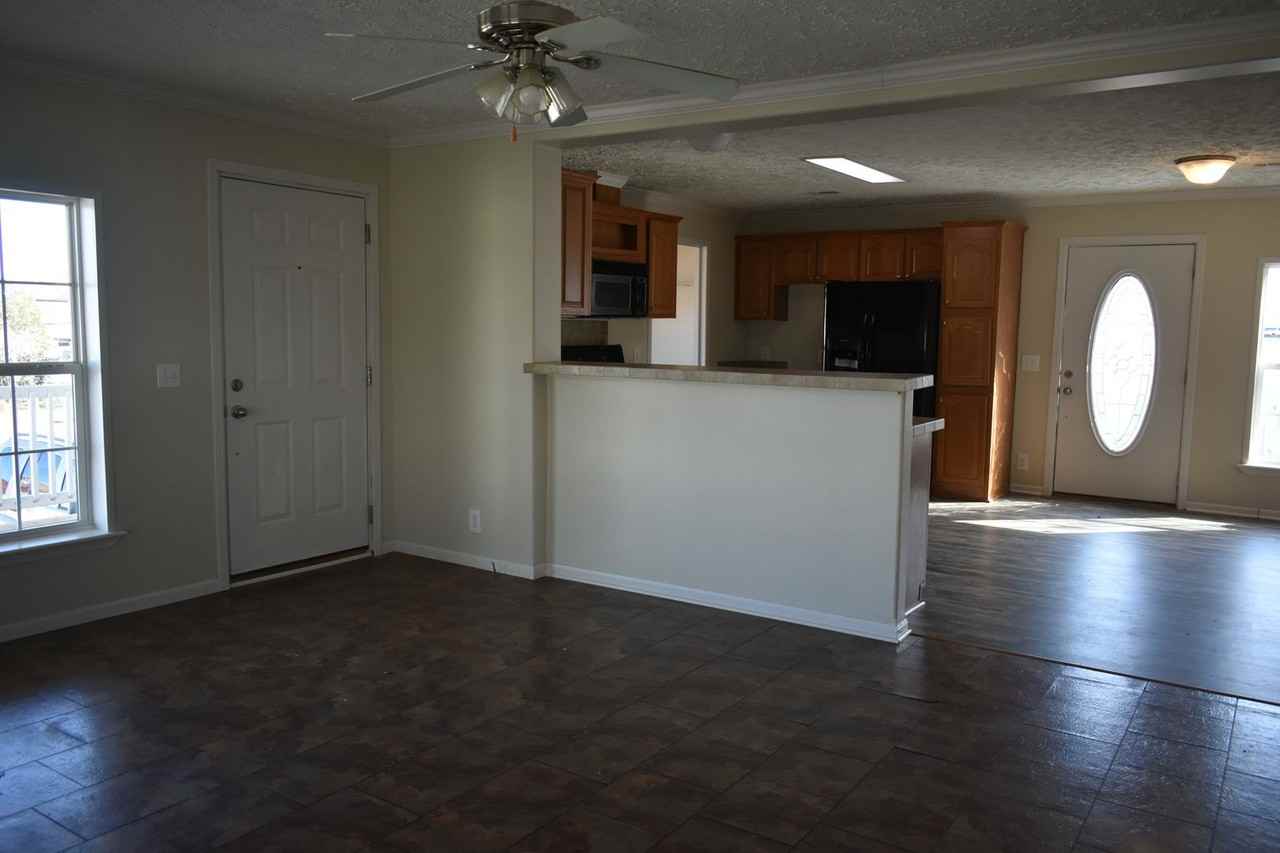 111 W Putnam St - Photo 4 of 6