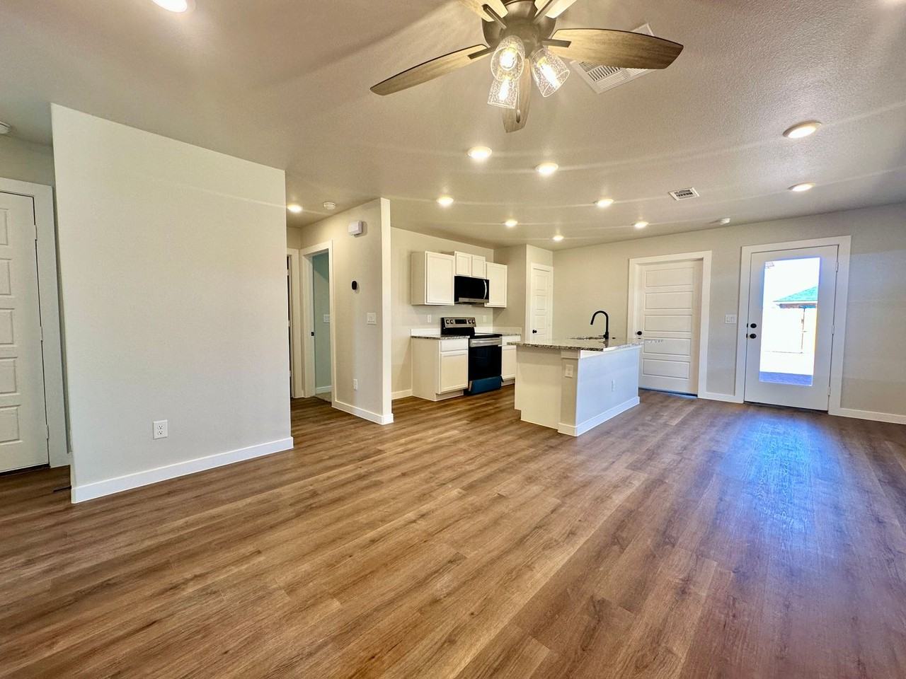 5528 Princeton St - Photo 3 of 10