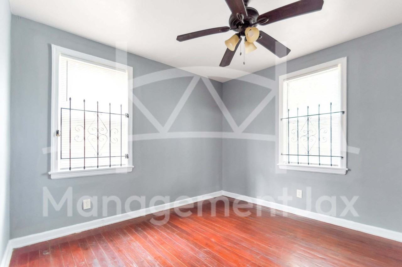 3820 Stuart St - Photo 6 of 13