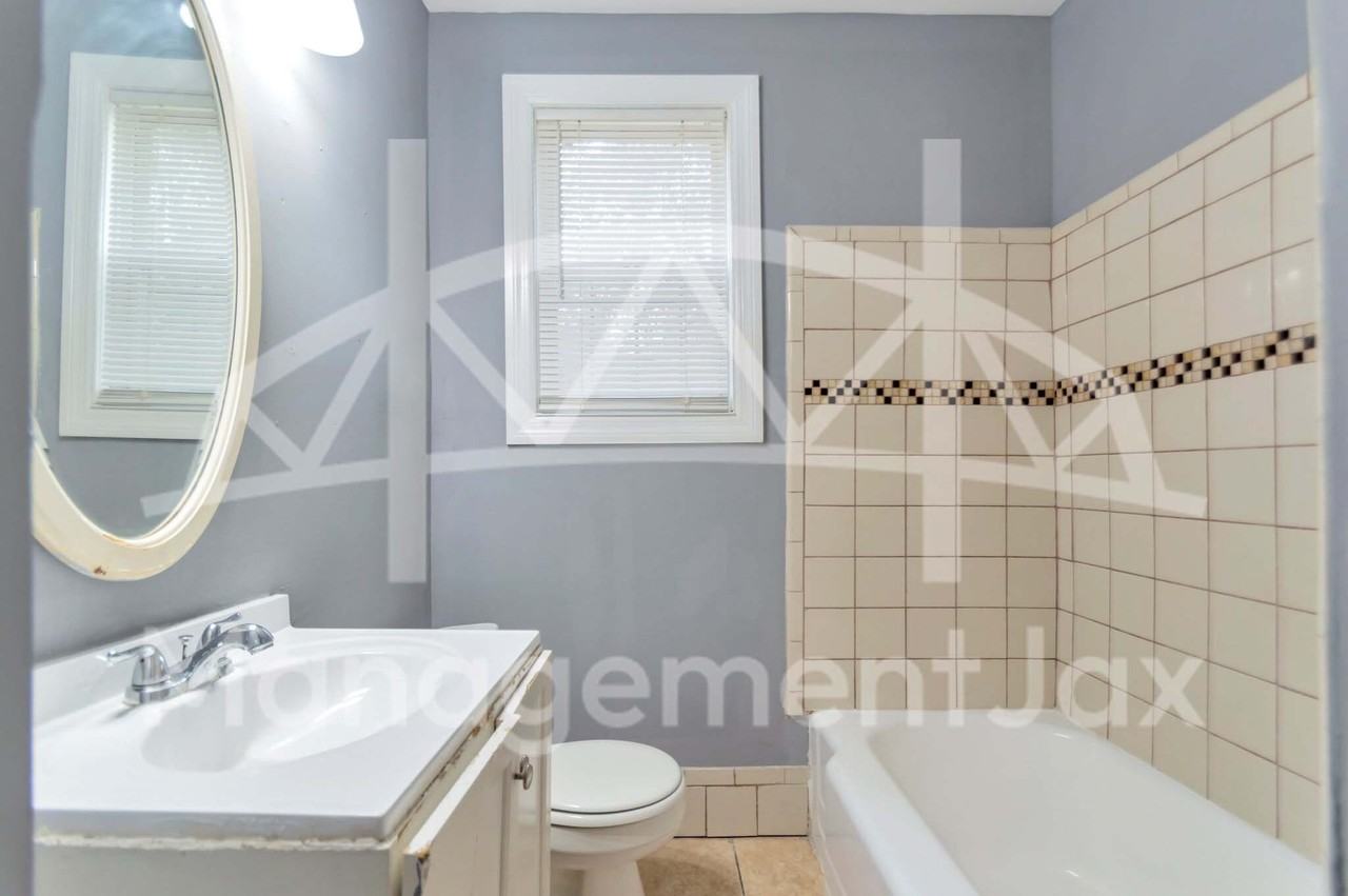 3820 Stuart St - Photo 5 of 13