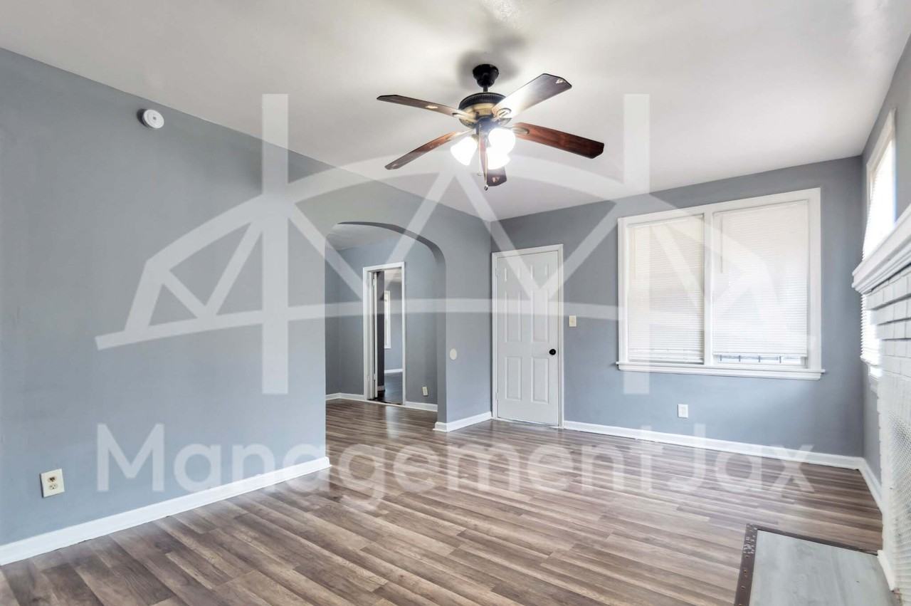 3820 Stuart St - Photo 4 of 13