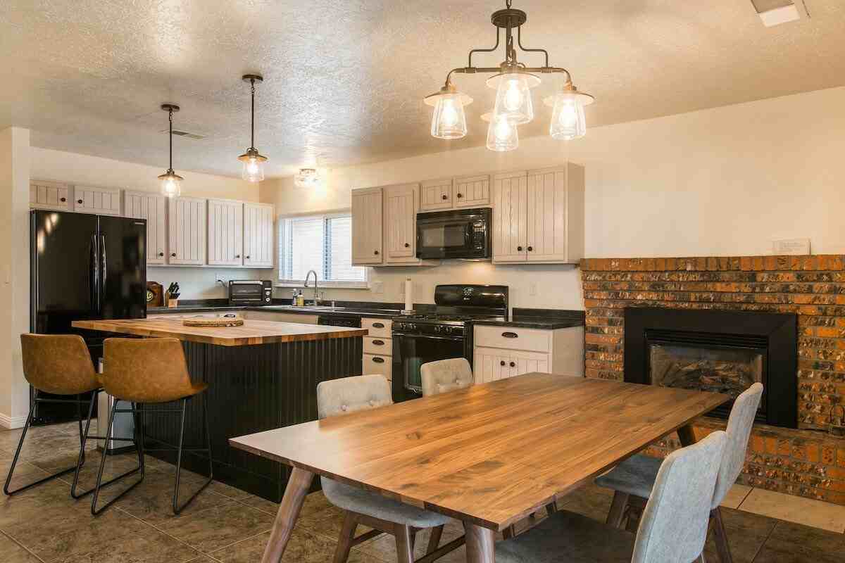 7205 Esther Ave Ne - Photo 5 of 50