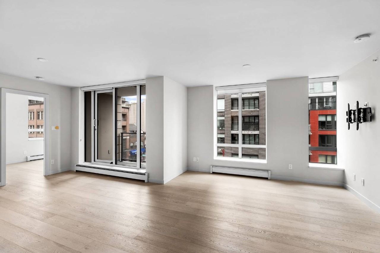 189 Keefer St #512 - Photo 3 of 20