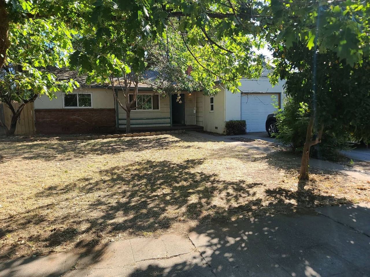 1126 Sheridan Ave - Photo 2 of 12