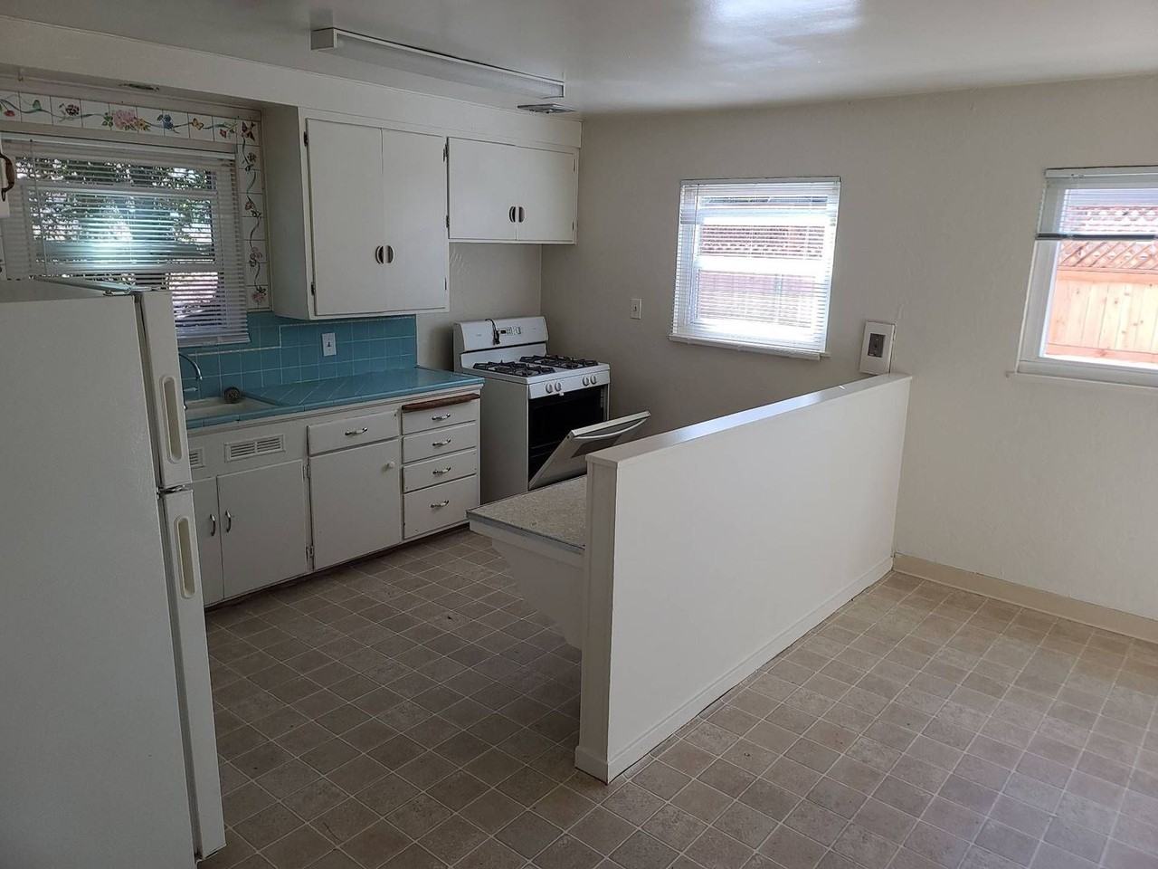 1126 Sheridan Ave - Photo 3 of 12