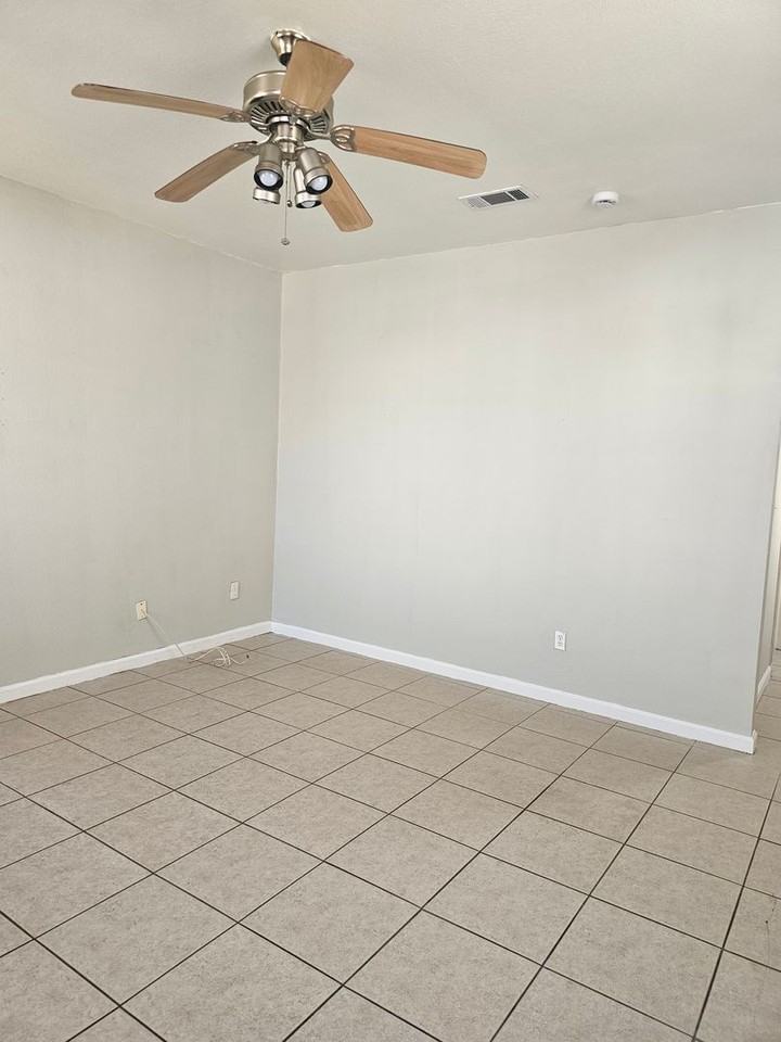 1443 Bartholomew St - Photo 2 of 8