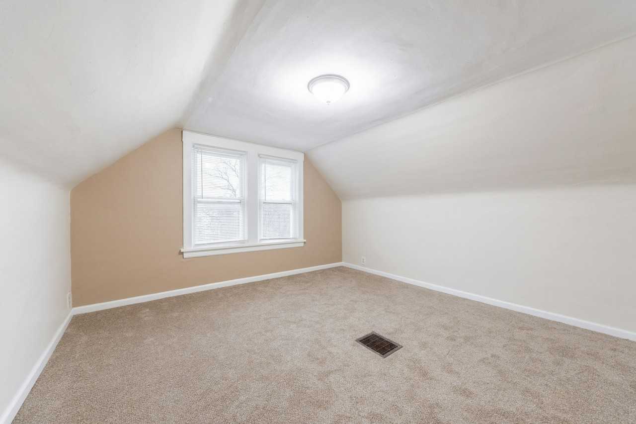 10618 Crestwood Avenue - Photo 4 of 23