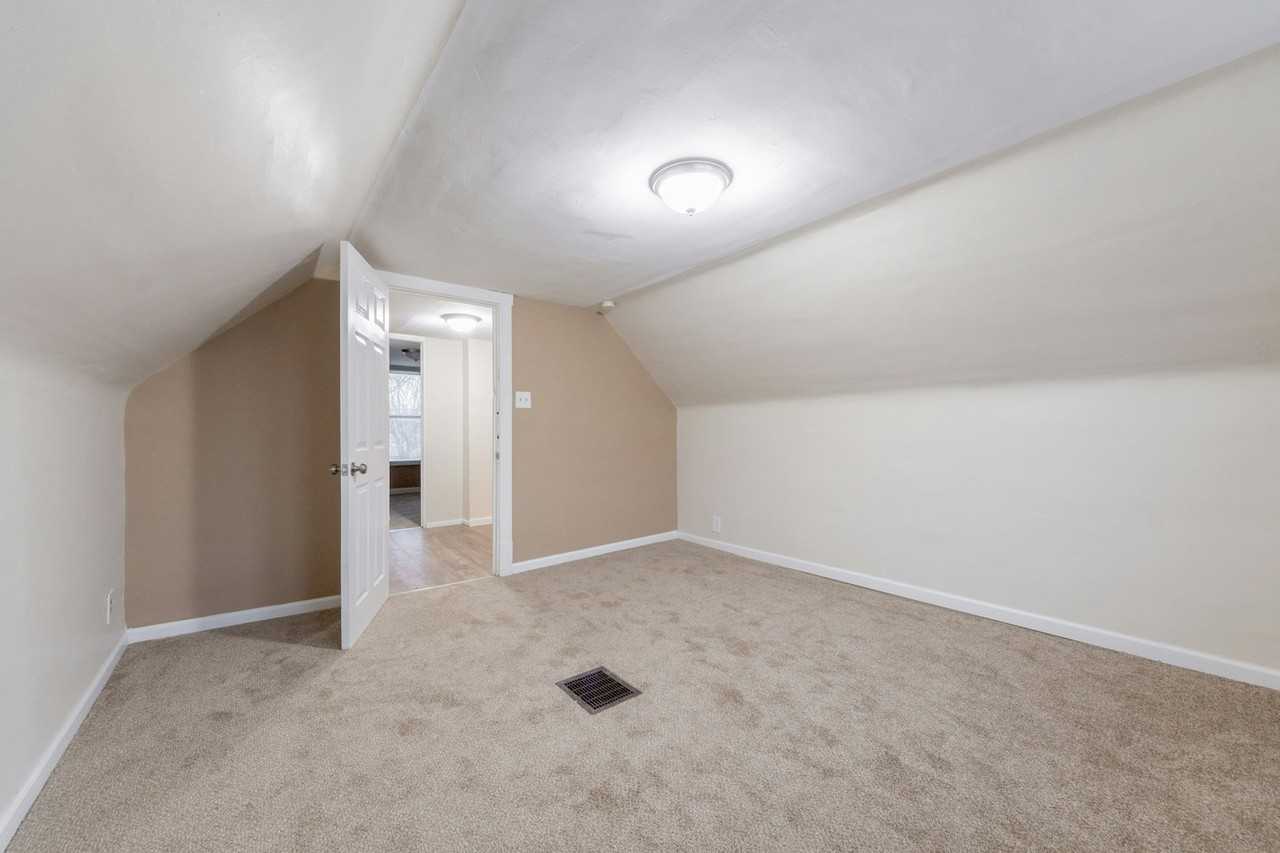 10618 Crestwood Avenue - Photo 5 of 23