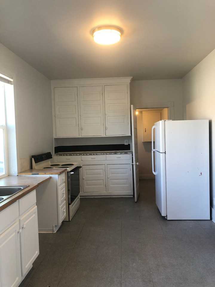 1328 W DEAN AVE - Photo 4 of 9