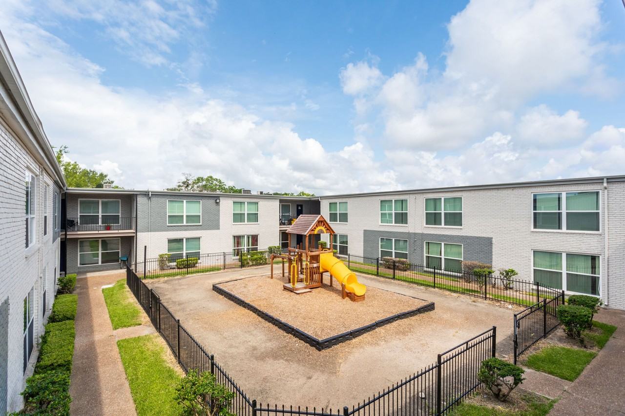 The Atrium At 5606 - Photo 3 of 14