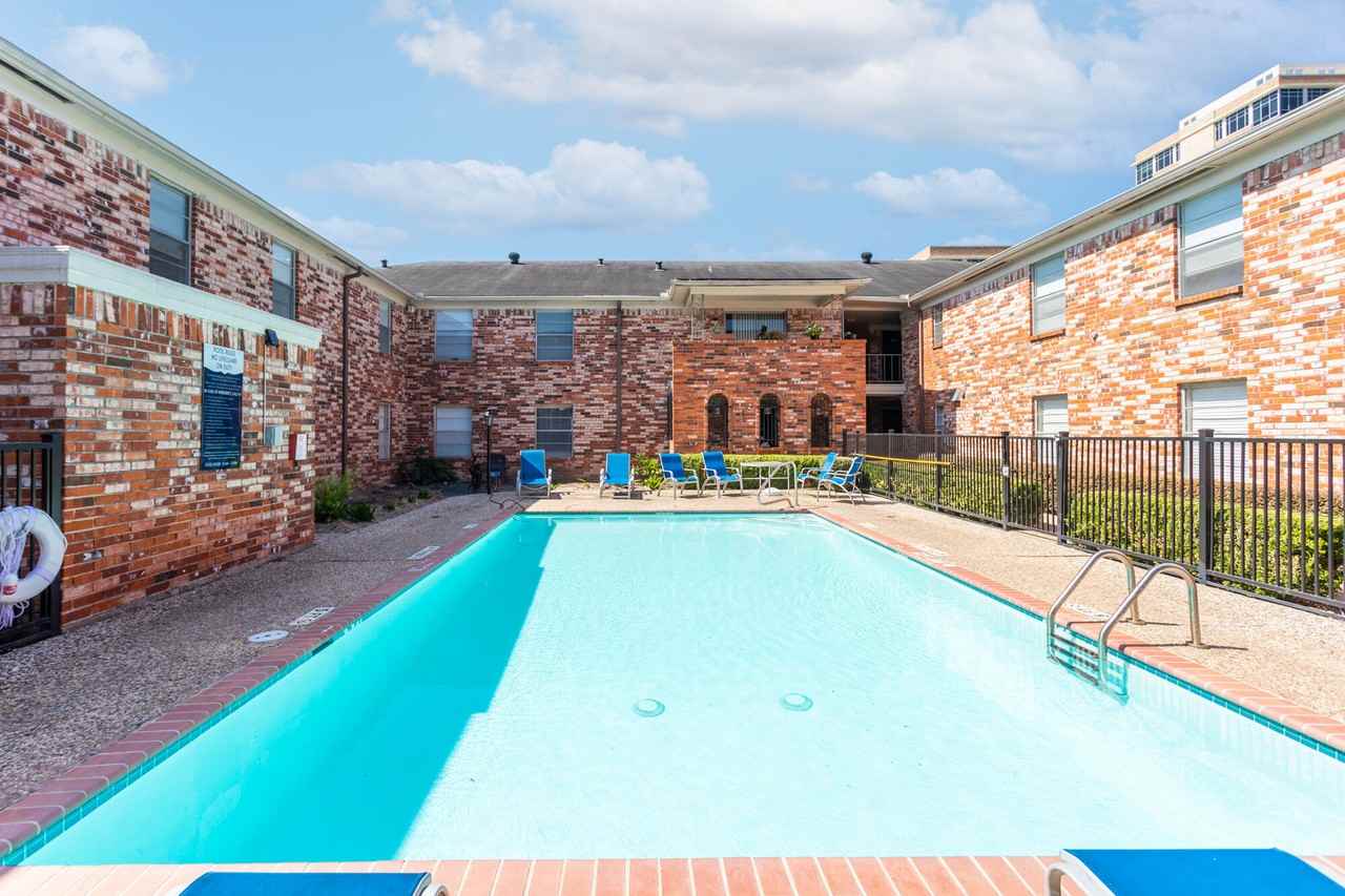 Stratford House Apartments - Photo 6 of 25