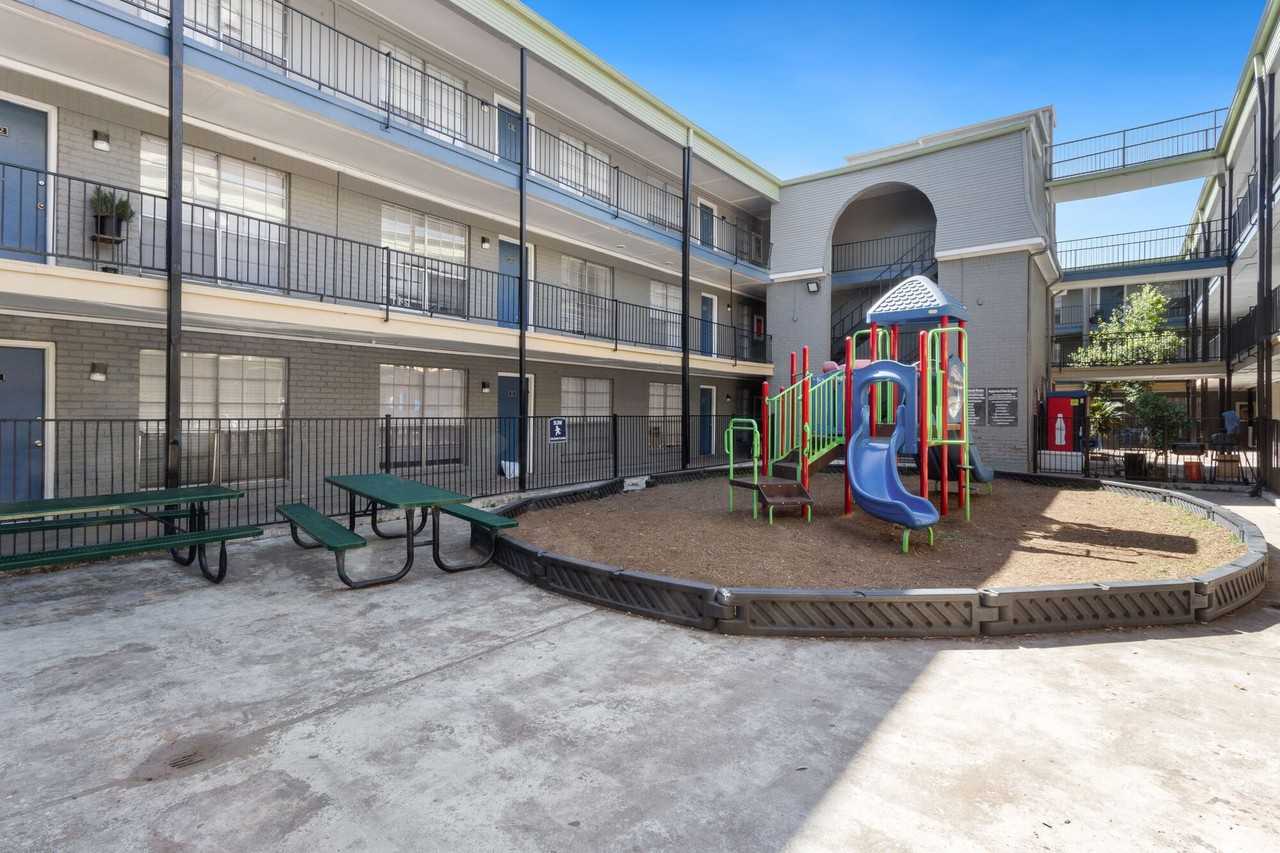 Sharpstown Manor - Photo 7 of 19