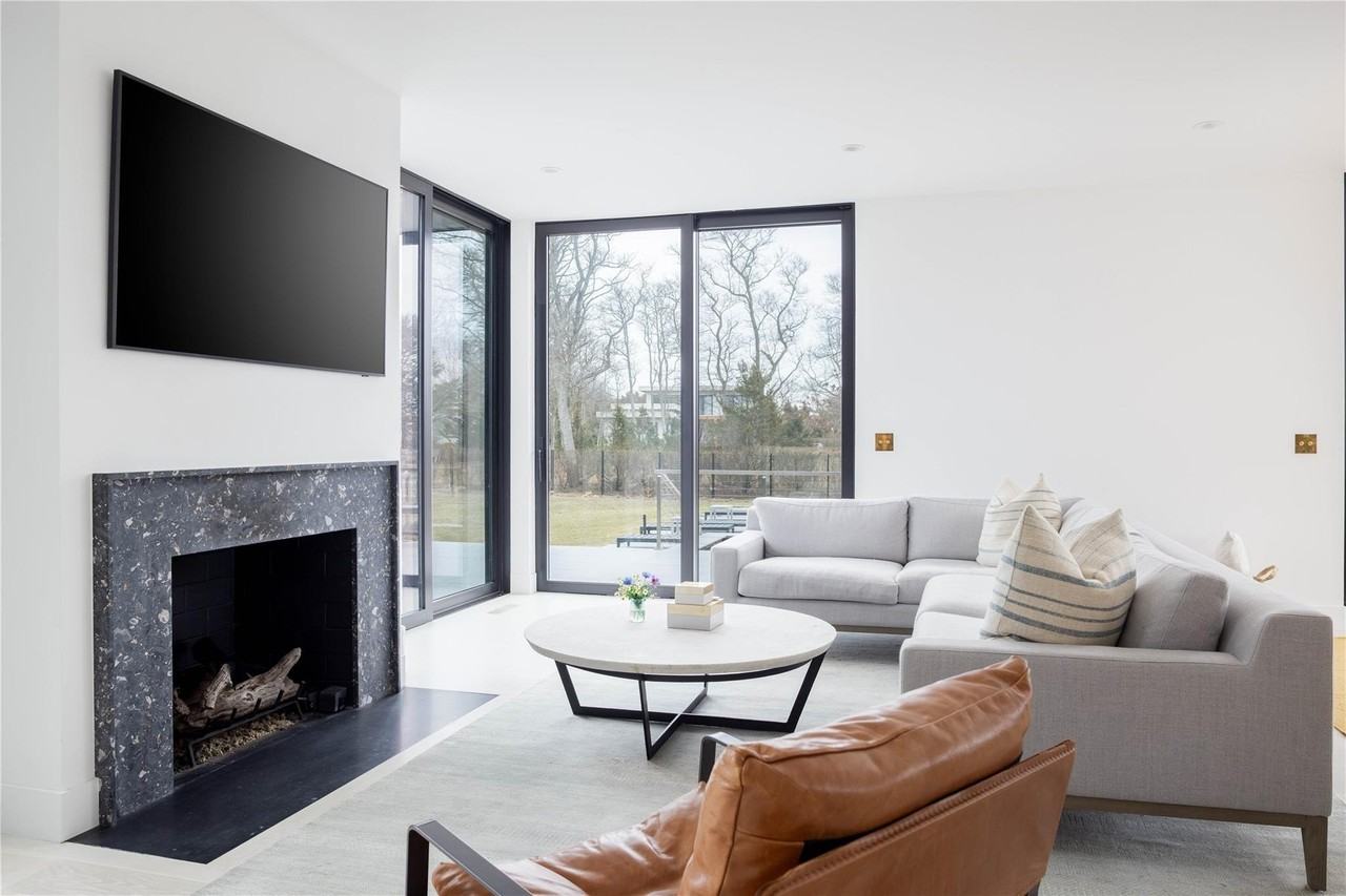 61 Peconic Ave - Photo 6 of 27