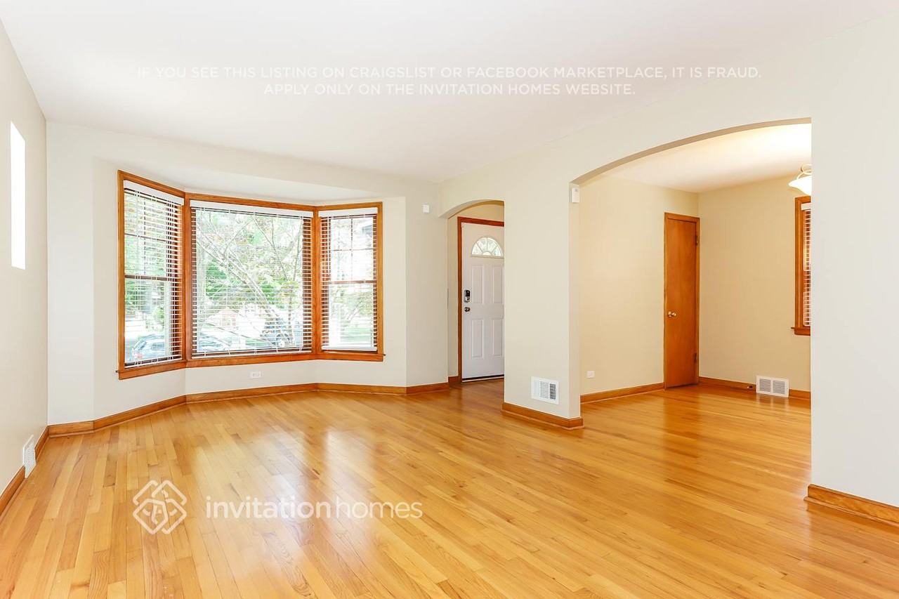 1934 N Natoma Ave - Photo 2 of 19