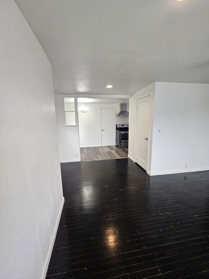 402 W Loop Dr - Photo 5 of 13