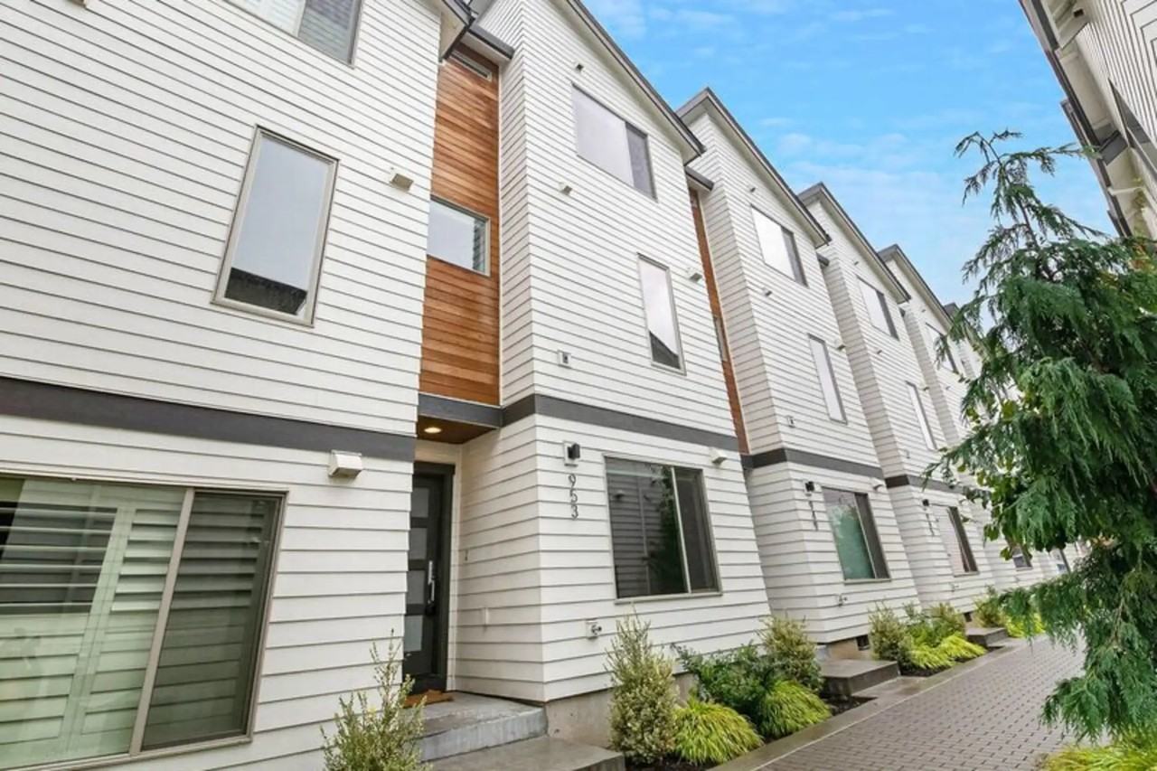 953 N Skidmore St - Photo 2 of 21