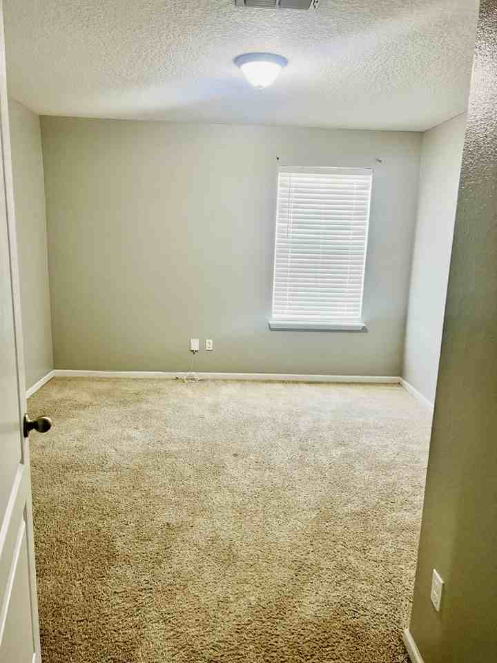 15759 Whitebark Dr - Photo 3 of 5