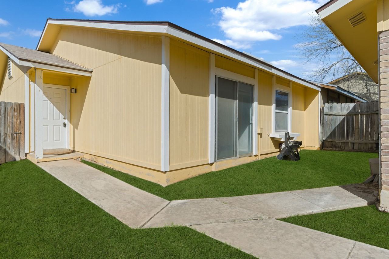 6855 Maple Springs St - Photo 3 of 26