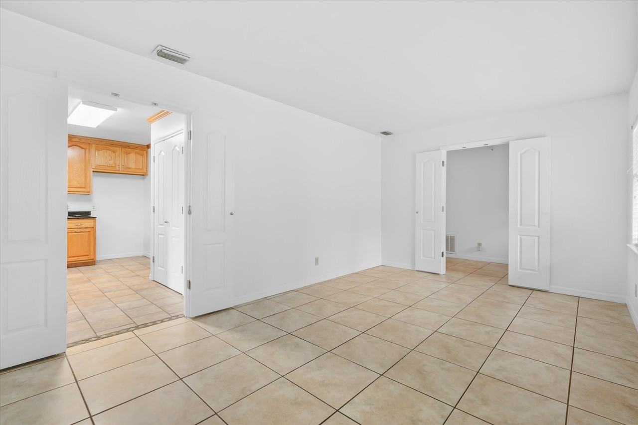 4618 Canal Cir W - Photo 3 of 30