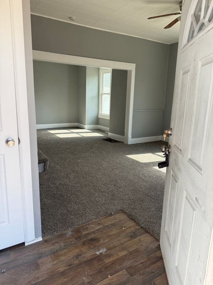 904 S Market St - Photo 2 of 14