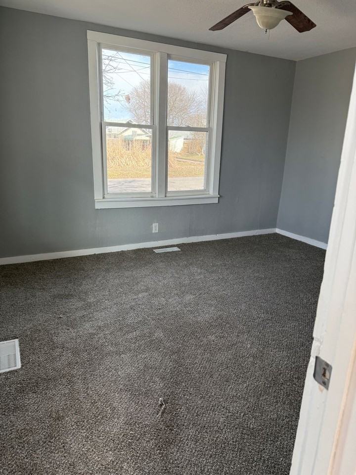 904 S Market St - Photo 3 of 14