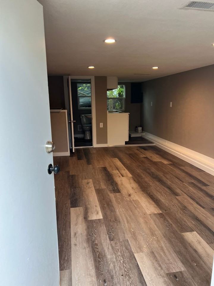 904 1/2 S Market St - Photo 2 of 8