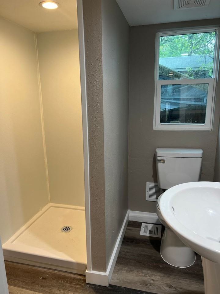 904 1/2 S Market St - Photo 3 of 8