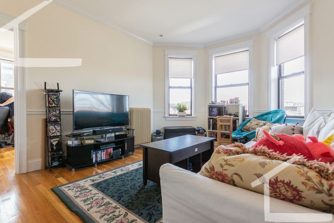 1324 Commonwealth Ave - Photo 5 of 11