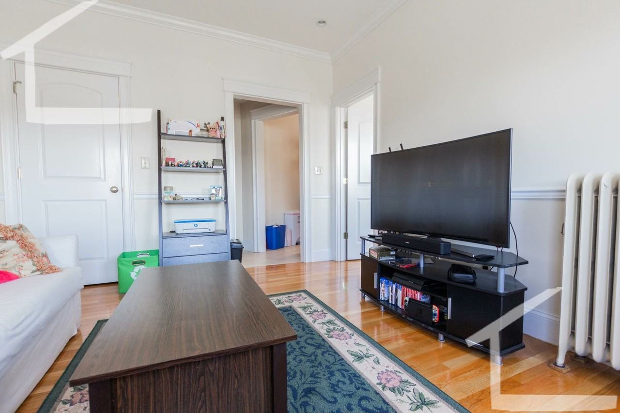 1324 Commonwealth Ave - Photo 6 of 11