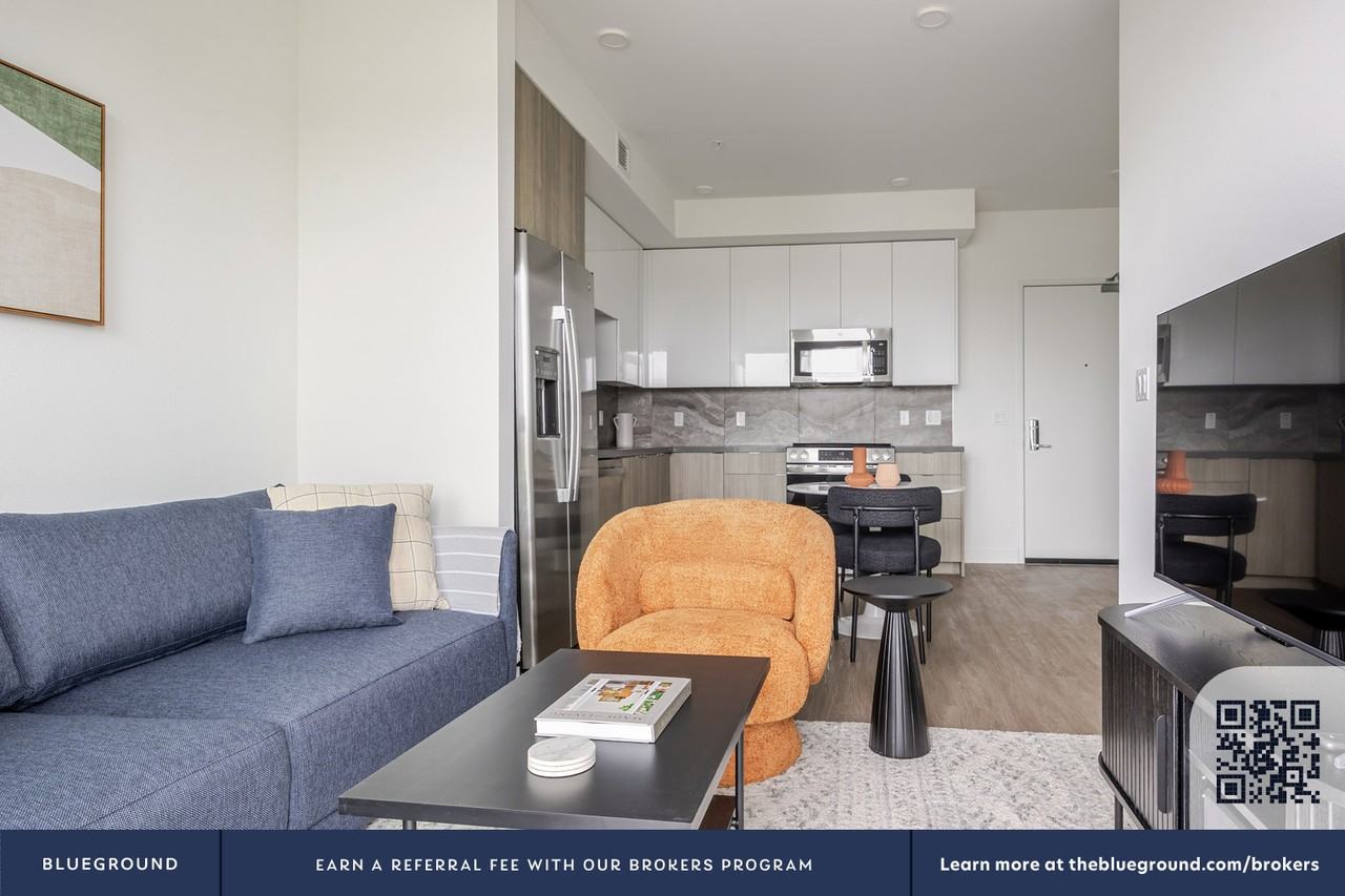 511 South Harbor Boulevard - Photo 5 of 39