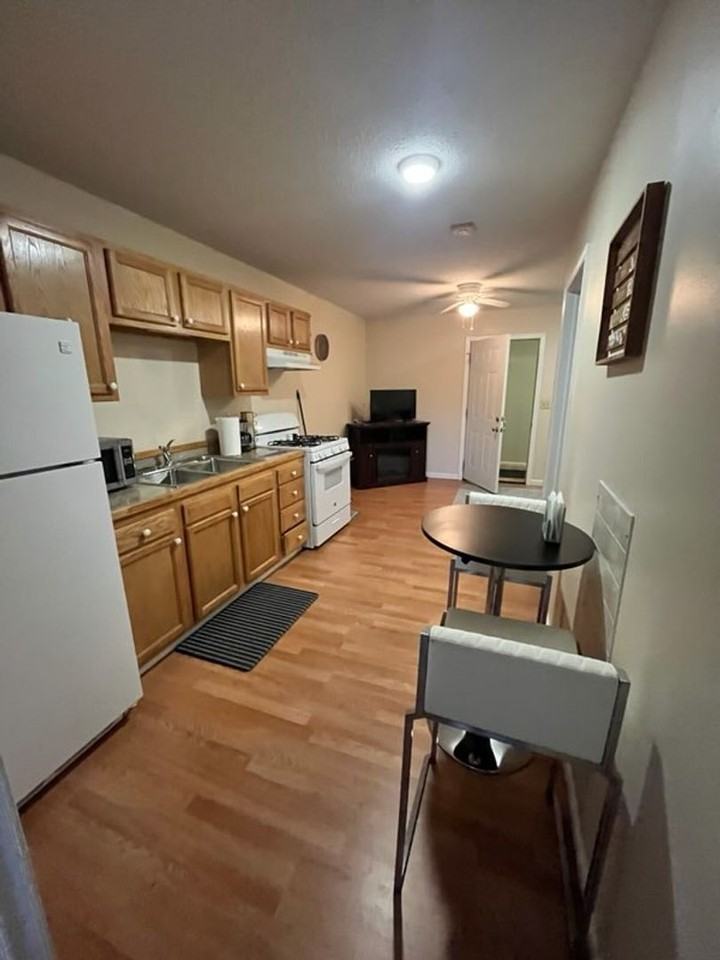 8005 - 12 VANHORN DR. (GLENVILLE) - Photo 3 of 14