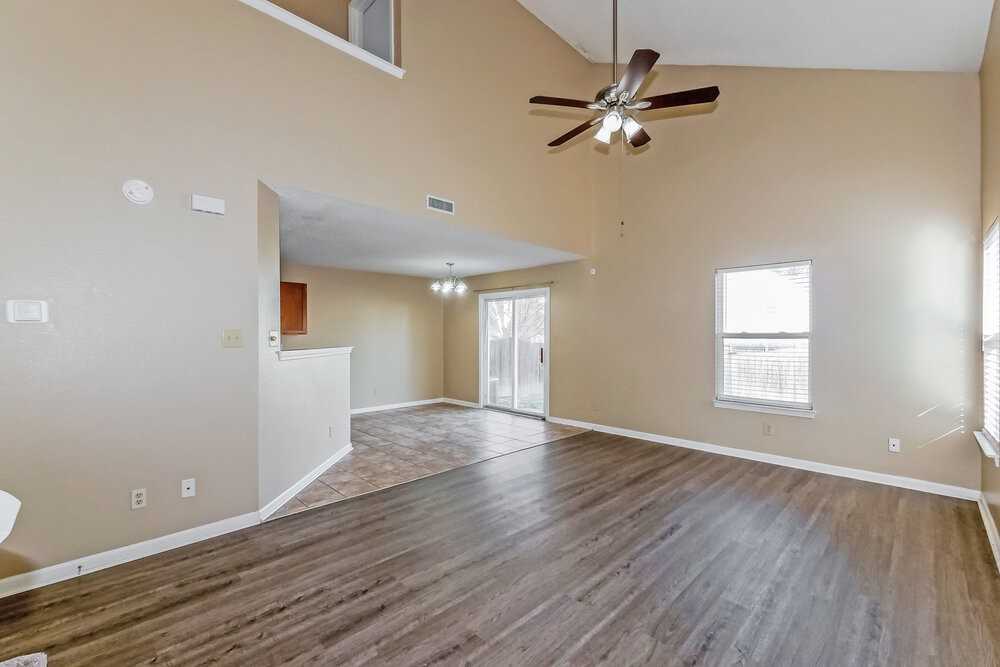 1107 Crescent Dr - Photo 5 of 17