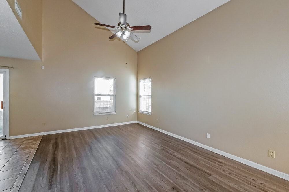 1107 Crescent Dr - Photo 6 of 17