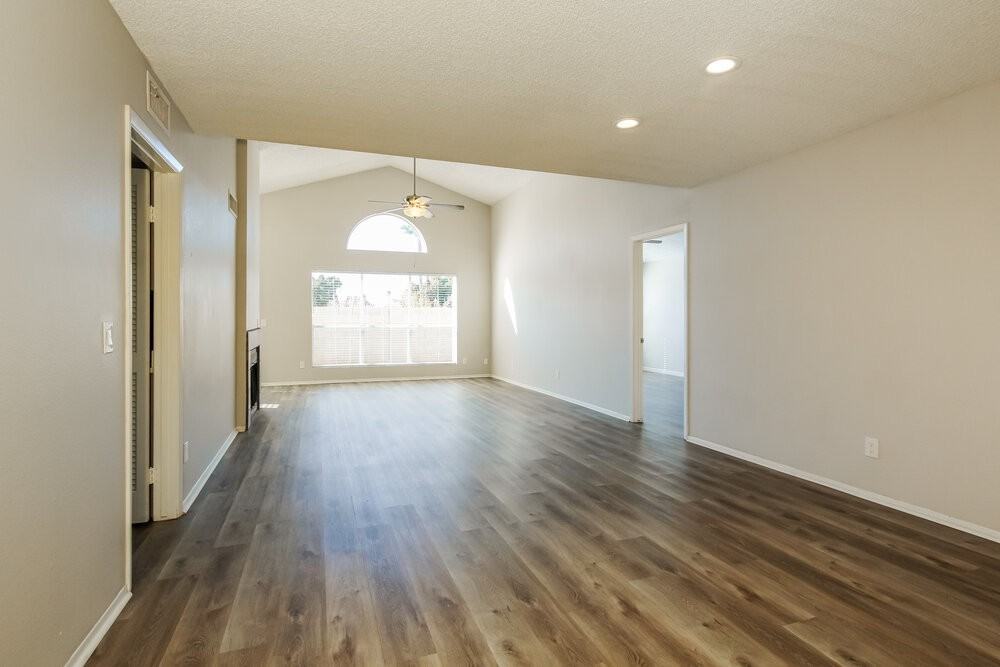 517 E Utopia Rd - Photo 4 of 17