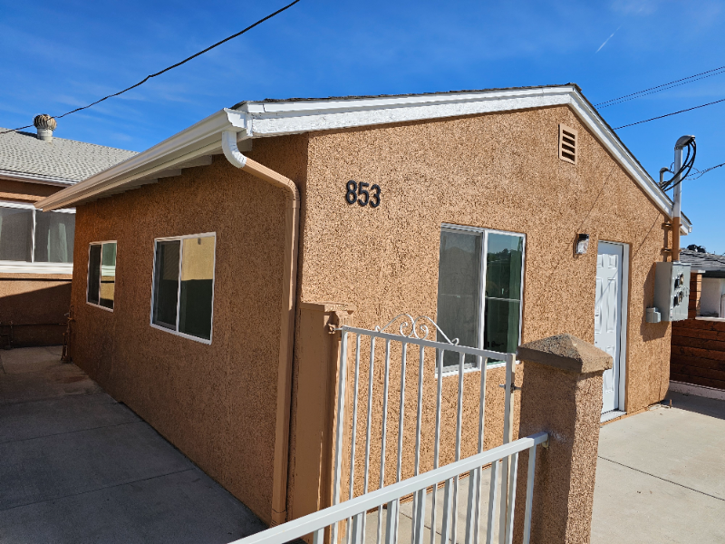 853 Kempton St - Photo 5 of 20