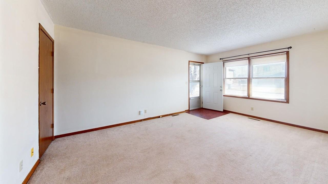 2311 Prairie Vw E - Photo 3 of 13