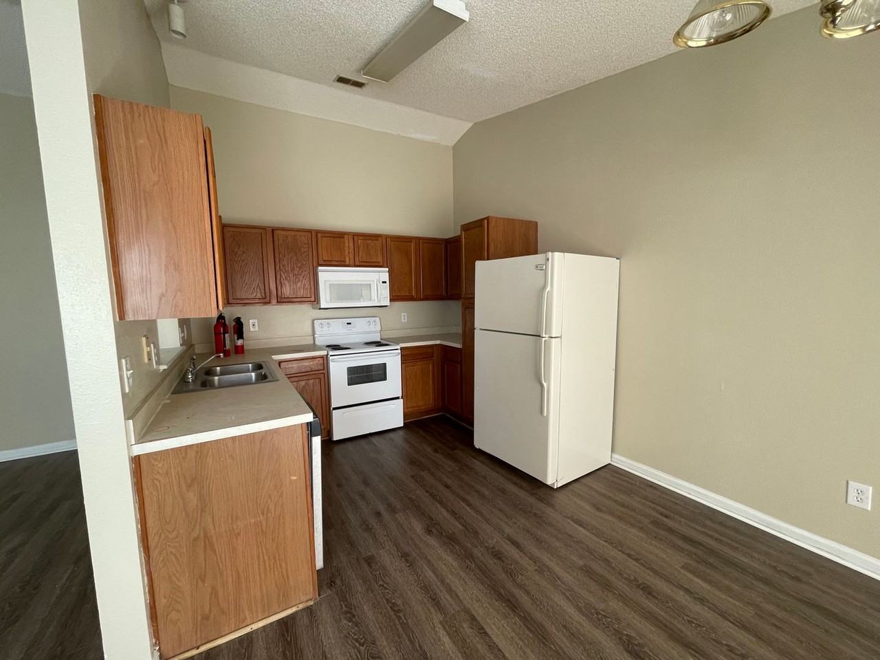 549 Blue Lake Dr - Photo 4 of 10