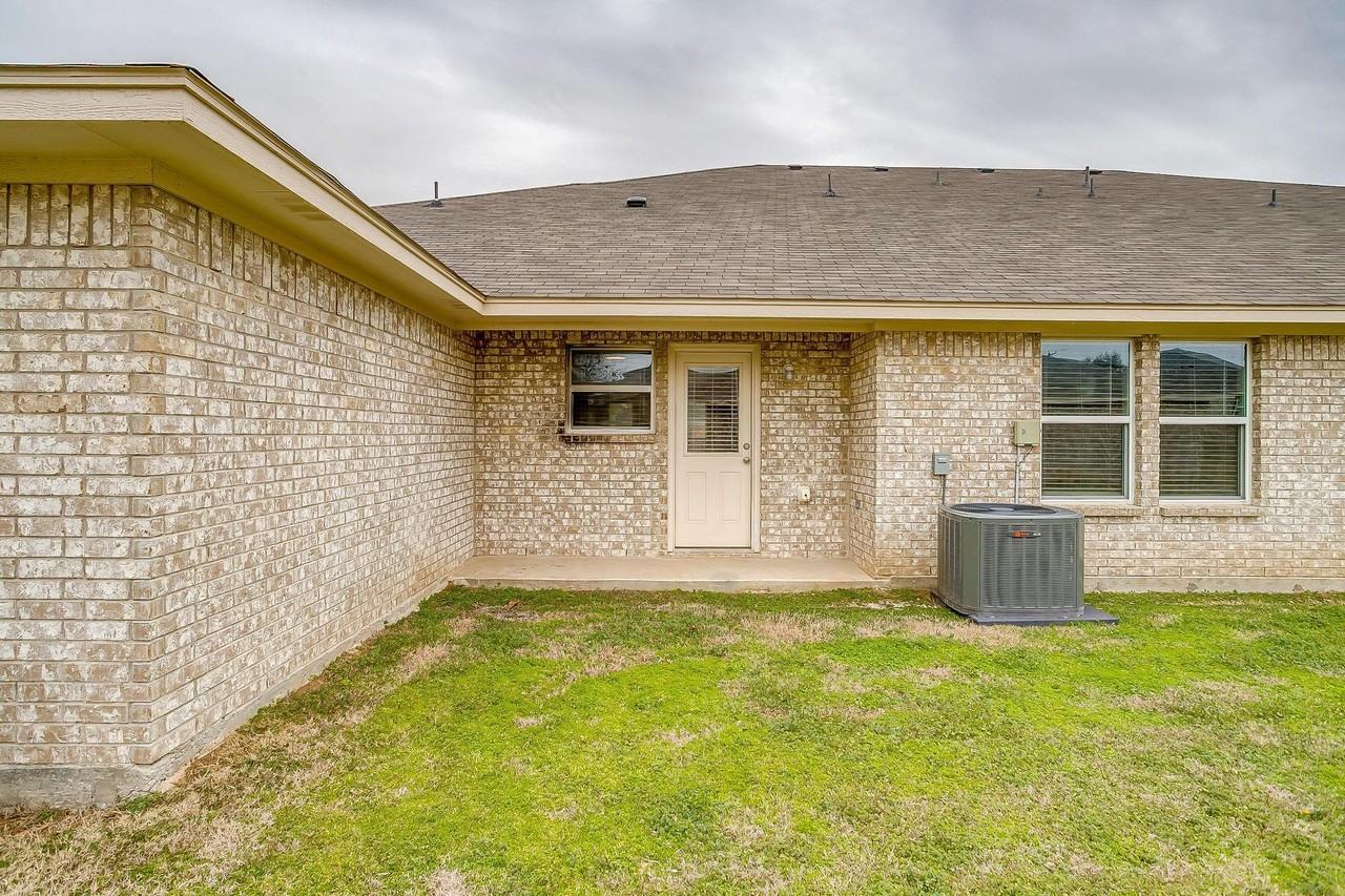 1606 Granbury St Unit A - Photo 3 of 38