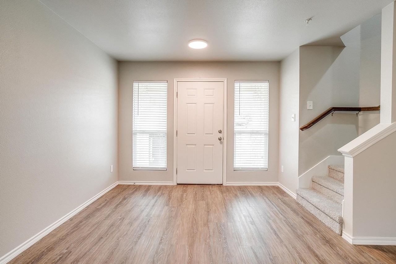 1606 Granbury St Unit A - Photo 5 of 38