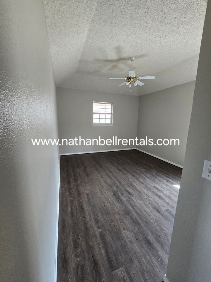 2550 Briarwood Dr - Photo 3 of 13
