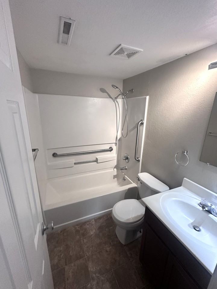 State Street Apartments - Photo 7 of 19