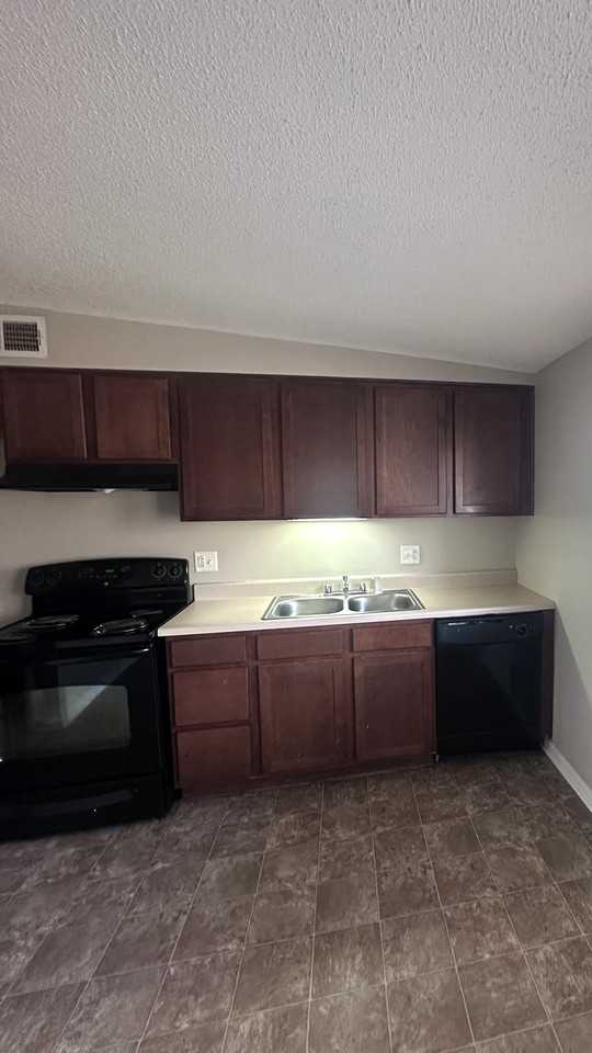 State Street Apartments - Photo 5 of 19