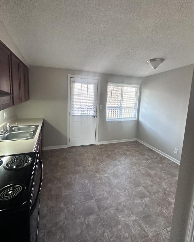 State Street Apartments - Photo 4 of 19