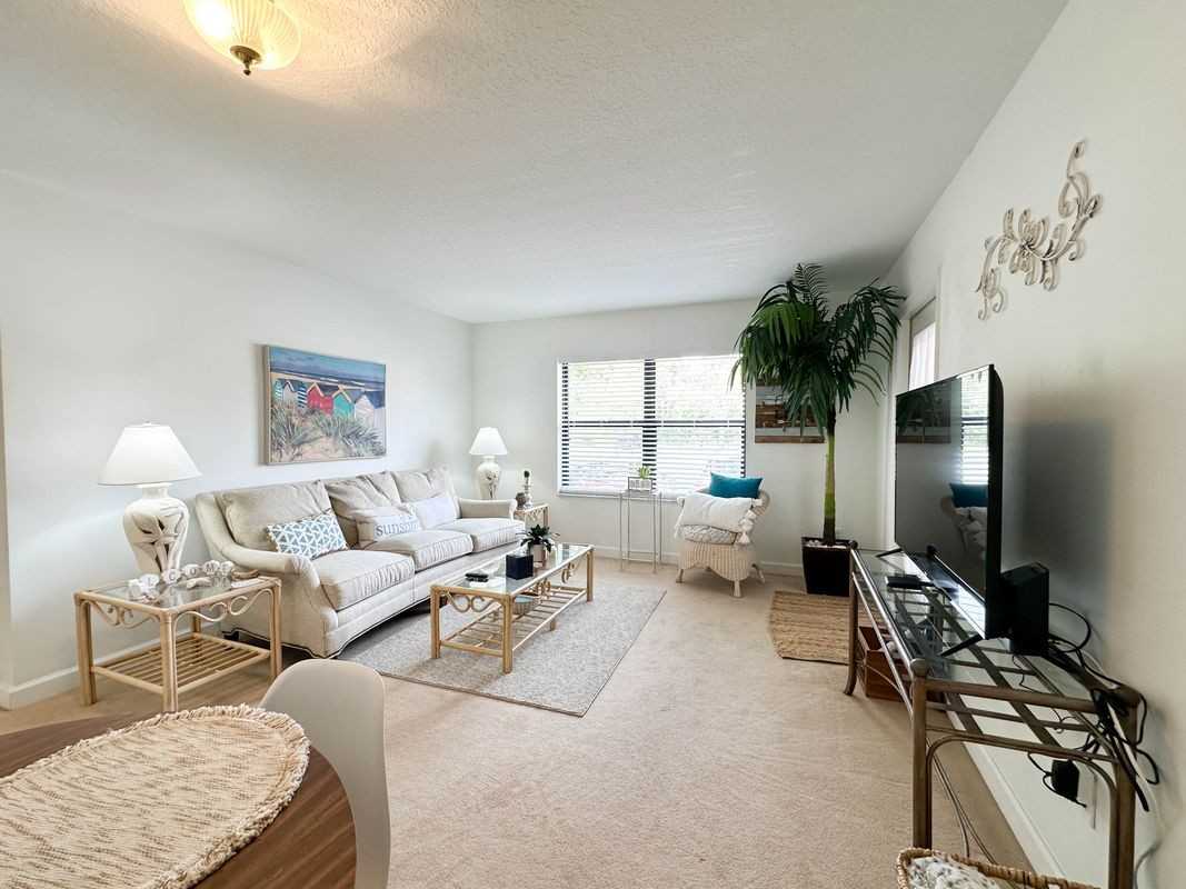 2444 Se Garden Ter - Photo 2 of 16