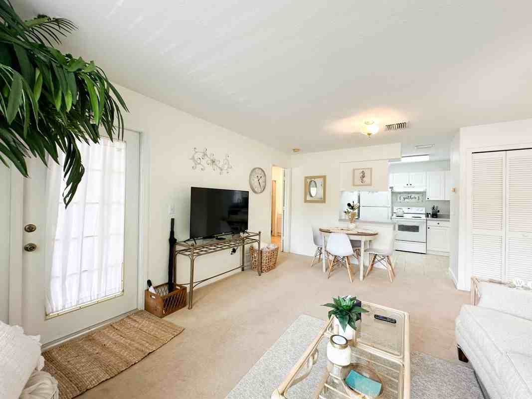 2444 Se Garden Ter - Photo 4 of 16