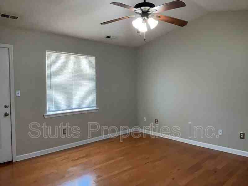 1920 Beverly Ave - Photo 2 of 14